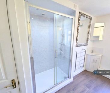 3 bedroom flat to rent - Photo 6