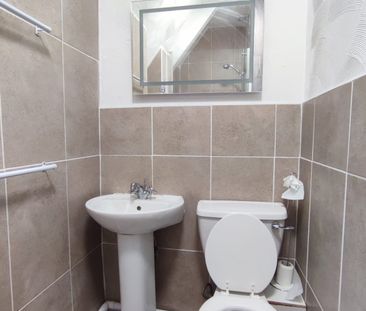 £950 PCM, Furnished Two Bedroom Second Floor Flat in Clare Street, ... - Photo 5