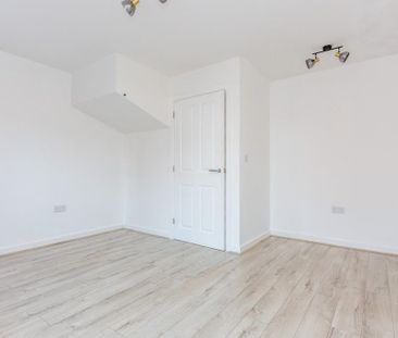 2 bedroom end of terrace house to rent - Photo 2