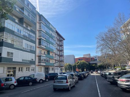 Excelente Apartamento T2 para Arrendamento no Restelo, Lisboa - Photo 4