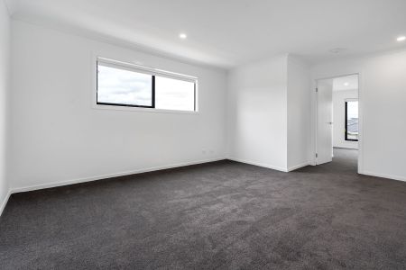 Family-Friendly 4-Bedroom Townhouse with Modern Amenities - Photo 5