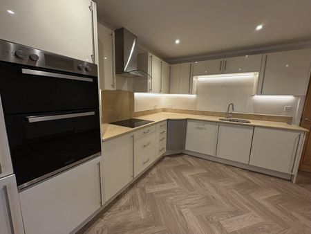 RECENTLY REFURBISHED TOWNHOUSE, Surrey Road, Bournemouth - Photo 5