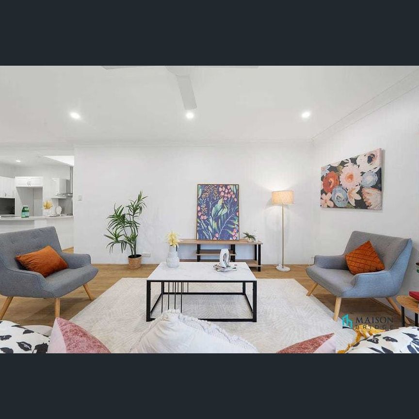 Spacious Family Home with Double Parking in Quiet Cul-de-Sac - Photo 1