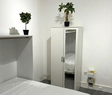 Studio Flat, Castletown Road, W14 - Photo 2