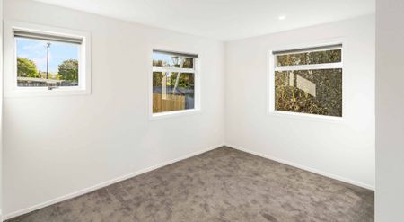 Charming 5-Bedroom Home Near Clevedon Village! - Photo 3