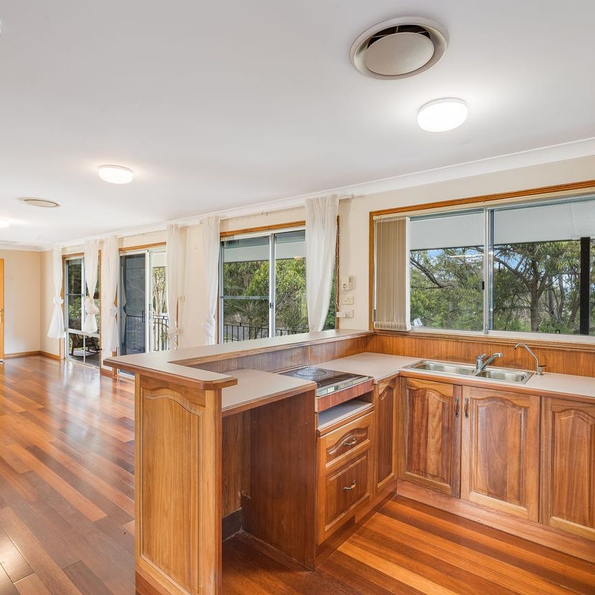 Top-Floor Lakeside Haven with Unbeatable Views – Water, Power & Lawn Included - Photo 1