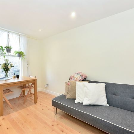 A fantastic one bedroom first floor apartment located on the popular North End Road. - Photo 3