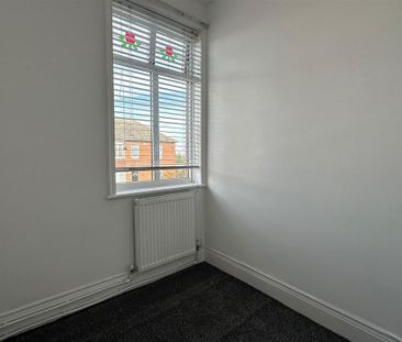 3 bedroom flat to rent - Photo 3