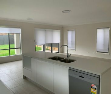 Spacious Living! - Photo 5