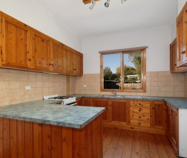 IMMACULATE 3 BEDROOM CALIFORNIA BUNGALOW HOME IN THE HEART OF BALLA... - Photo 5