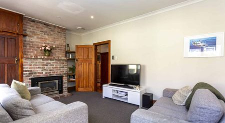 Lovely 3-bedroom character home! - Photo 2