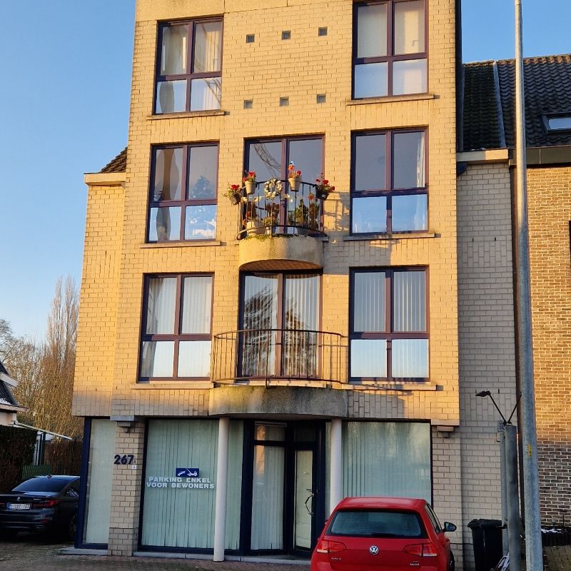 Mooi appartement met 2 slaapkamers met garage op wandelafstand van het station - Photo 1