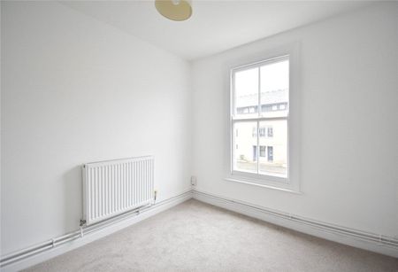 Newly refurbished 2 bedroom apartment to rent within walking distance of the city centre. GCH. Local amenities close by. Unfurnished. - Photo 3