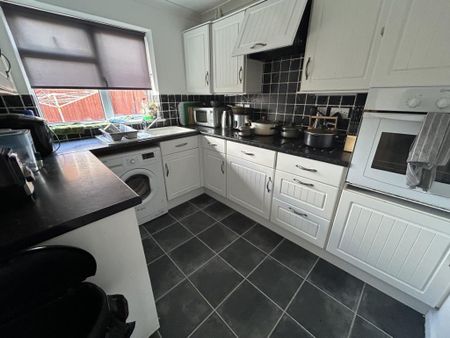 3 bedroom semi-detached house to rent - Photo 3