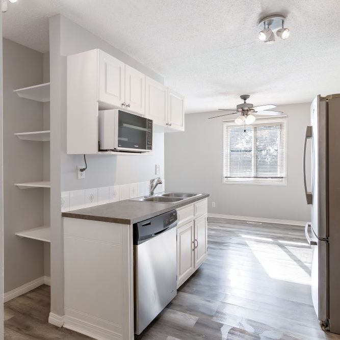 3 Bed, 2 Storey Condo in The Pines - December's Rent is only $475!!! - Photo 1