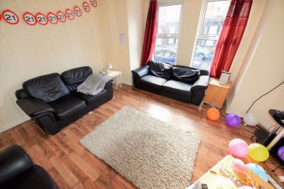 7 bedroom House in Welton Road, Leeds - Photo 1