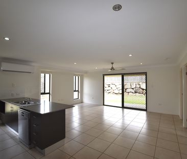 :: TOP QUALITY FOUR BEDROOM HOME OPPOSITE THE LAKE - Photo 3