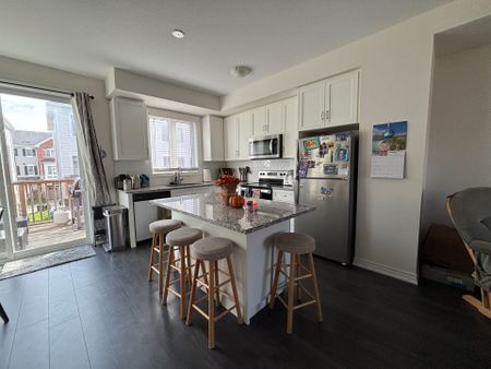 For Lease - 18 Hibiscus Lane, Hamilton, Ontario - Photo 2