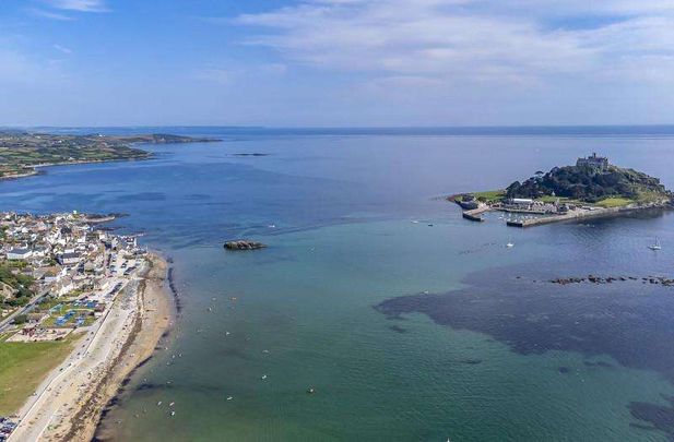 A delightful 3 bedroom traditional three storey Marazion town house just a few yards from the sandy beaches and St Michael's Mount. - Photo 1