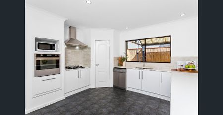 Spacious Scarborough Living - Photo 4