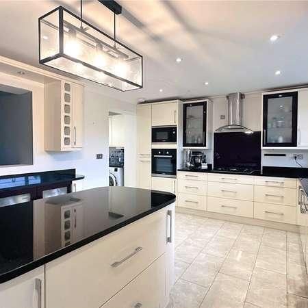 Parkside Place, Staines-upon-thames, Surrey, TW18 - Photo 1