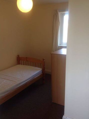 2 bed Apartment - To Let - Photo 3