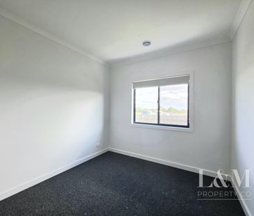 Suburban Sanctuary: Contemporary Family Living in Greenvale - Photo 4