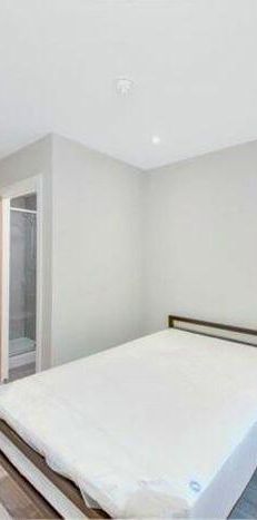 1 bedroom in a flat share to rent - Photo 1