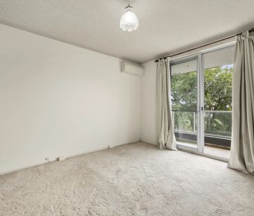 Classic Beachside Apartment with Vintage Charm - Photo 5