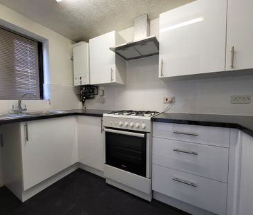 2 bedroom mid terrace to let - Photo 3