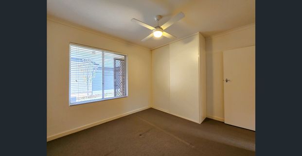 Charming Urban Retreat: Prime Location with Modern Comfort - Photo 1