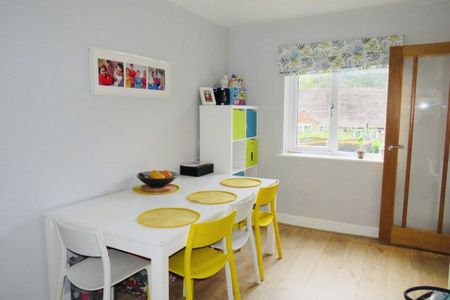 Grove Crescent - Photo 3