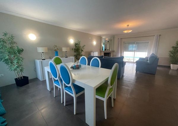 Excelente moradia V3 com Piscina localizada em Albufeira na zona das Ferreiras.