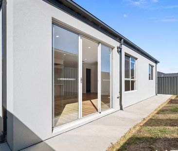 GREAT FAMILY HOME WITH DUCTED HEATING AND COOLING - Photo 1