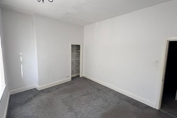 De La Pole Avenue, HULL - Photo 1
