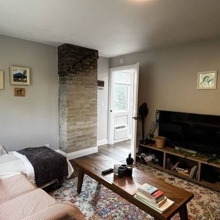 Bright newly renovated luxury 2 bedroom in Leslieville - Photo 1