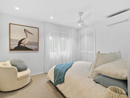 LUXURY WATERFRONT FULLY FURNISHED THREE BEDROOM + HOME OFFICE - Photo 2