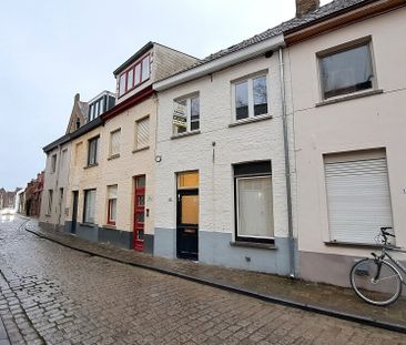 Gerenoveerde rijwoning met koer te huur in Brugge - Photo 1