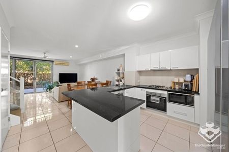 3 BEDROOM TOWNHOUSE AVAILABLE 17TH DECEMBER - Photo 2