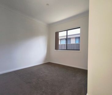 Beautifully Built 2 Beds Flat – Separate Entry with Concrete Sidepa... - Photo 4