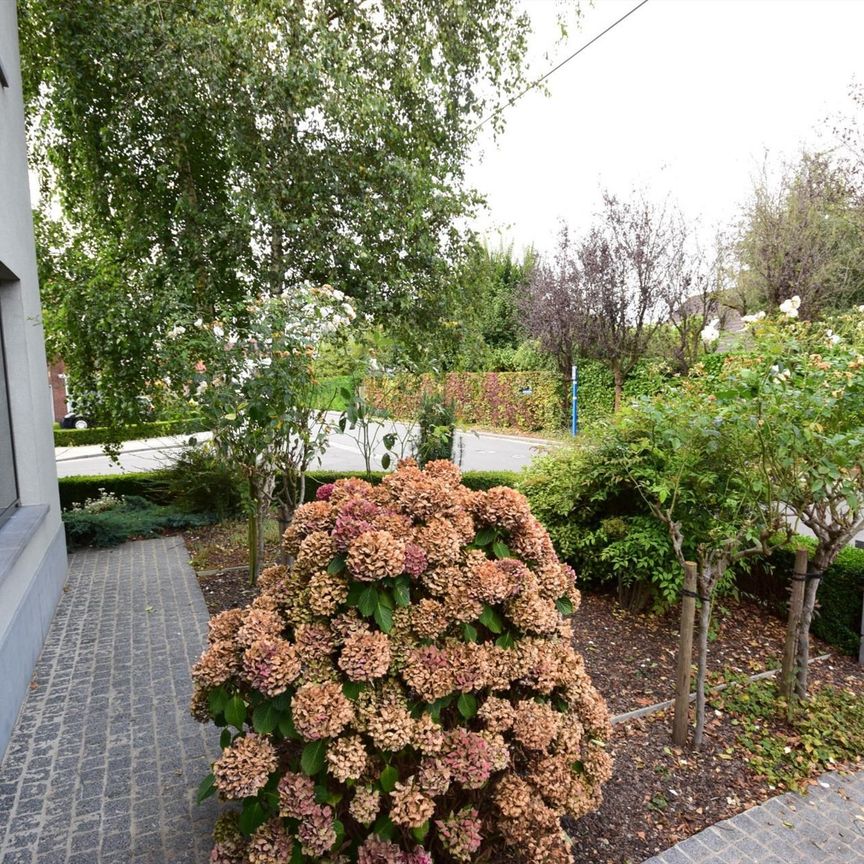 WONING MET ZONNIGE STADSTUIN - Foto 1