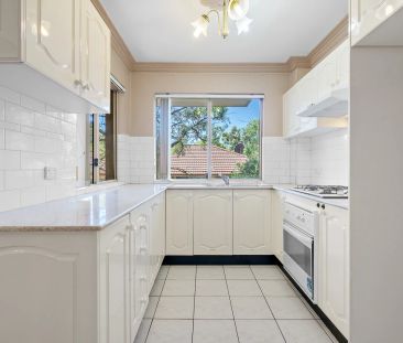 SPACIOUS TWO BEDROOM APARTMENT WITH NEAR NEW FLOORING THROUGH-OUT - Photo 3