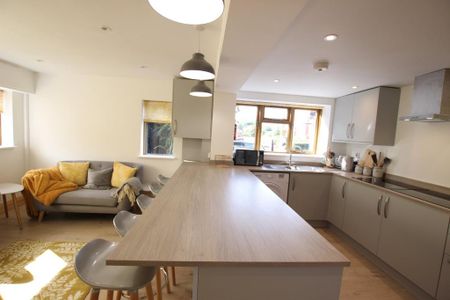 5 bedroom semi-detached house to rent - Photo 2