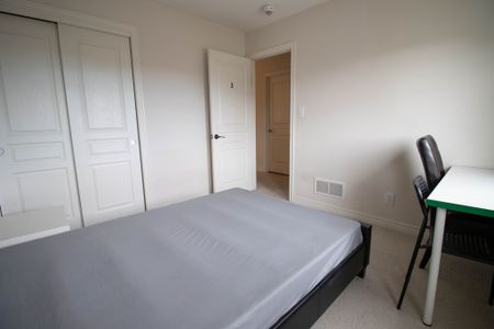 **ALL INCLUSIVE** STUDENTS ROOM FOR RENT IN A STUNNING HOUSE!! - Photo 2