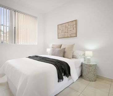 Turnkey apartment with walk-to-everything convenience - Photo 5