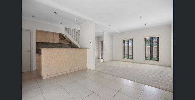 Easy Living in the Heart of Flora Hill - Photo 1