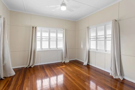 Comfort, Space & Convenience – Well-Appointed Family Home in a Great Location Contact Julie Sykes 0438 050 110 - Photo 3