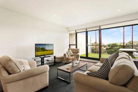 SPACIOUS, STYLISH & FULLY FURNISHED – INNER‑CITY LIVING AT ITS BEST 6 Month Lease Only - Photo 2
