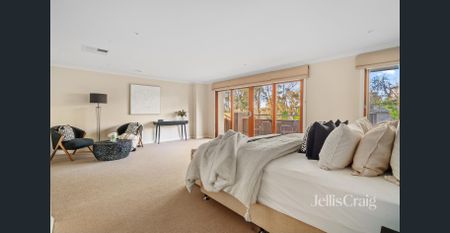 Elevated Luxury with Breathtaking Views – Greensborough - Photo 5