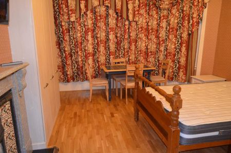 3 bedroom flat to rent - Photo 5